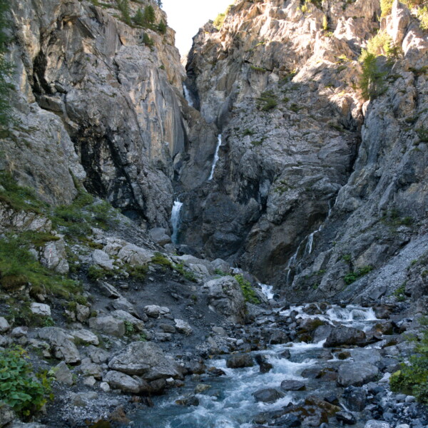 Ducanbach Wasserfall in einer felsigen Schlucht. Naturszene in Graubünden.