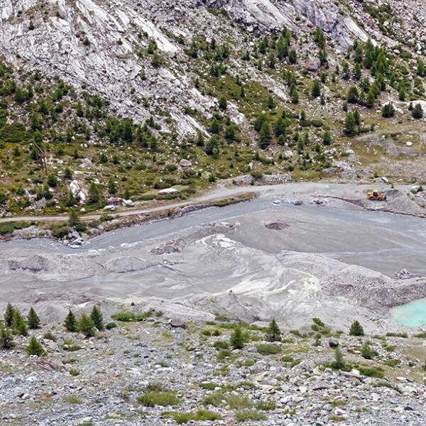 Findelbach: Geröllfeld mit türkisfarbenem See in alpiner Landschaft.