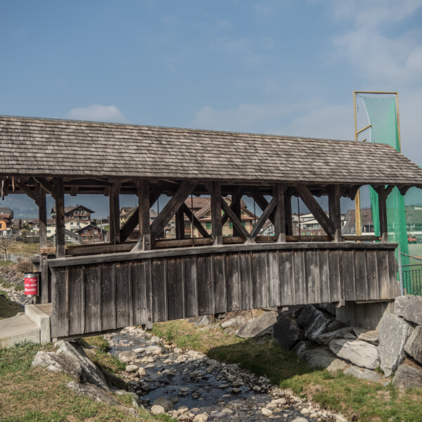 Gedeckte Holzbrücke über den Foribach, Schweiz. Traditionelle Bauweise mit Schindeldach.