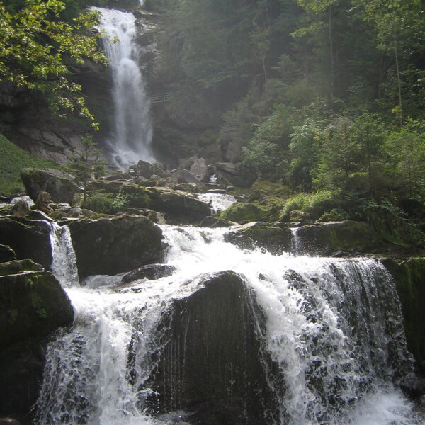 Giessbachfälle: Mehrstufiger Wasserfall inmitten grüner Natur