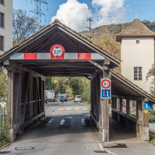 Gedeckte Holzbrücke mit Höhenbeschränkung 3.2m und Gewichtsbeschränkung 5t in Giessen (Rupperswil).