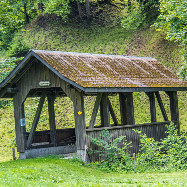 Hölzerner Unterstand 