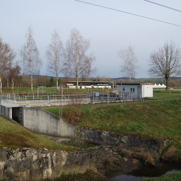 Haslibach: Kläranlage mit Bachlauf und umliegender Landschaft im Winter