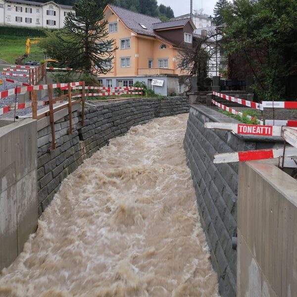Hochwasser im Klusbach, Schweiz. Der Bach führt viel Wasser nach starkem Regen.
