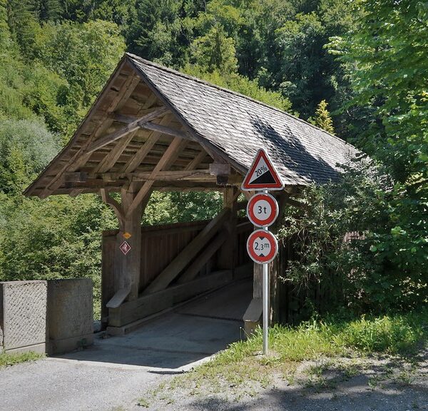 Gedeckte Holzbrücke mit Gewichtsbeschränkung in Landgraben.