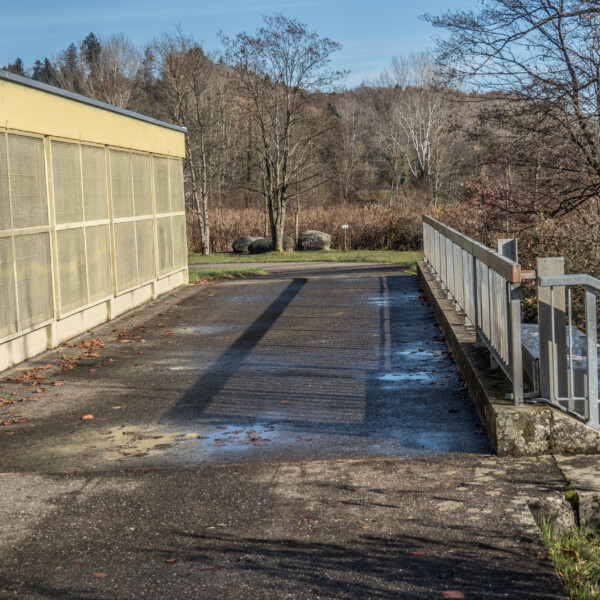Geländer am Mooskanal, Blick auf Bäume und den Weg.