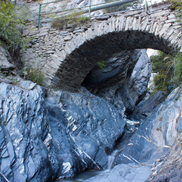 Steinbrücke über die Raspille-Schlucht. Architektonisches Detail in der Natur.