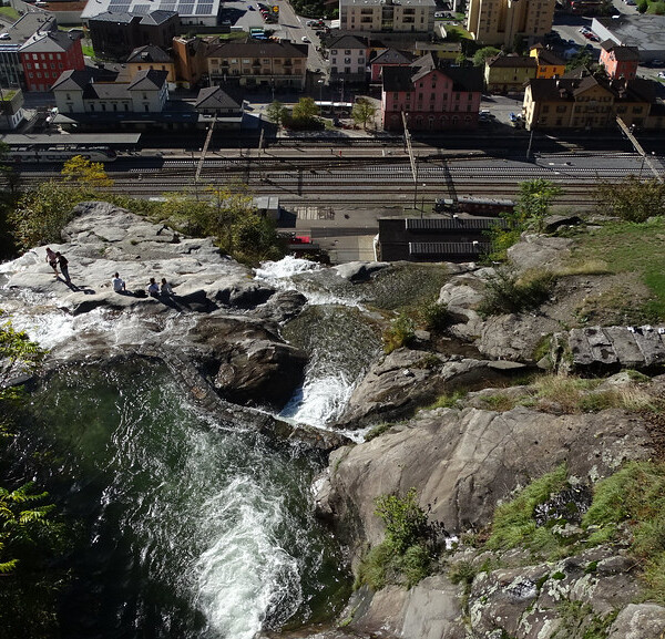 Ri della Froda Wasserfall in Biasca, Tessin. Blick auf die Stadt und Eisenbahnlinie.