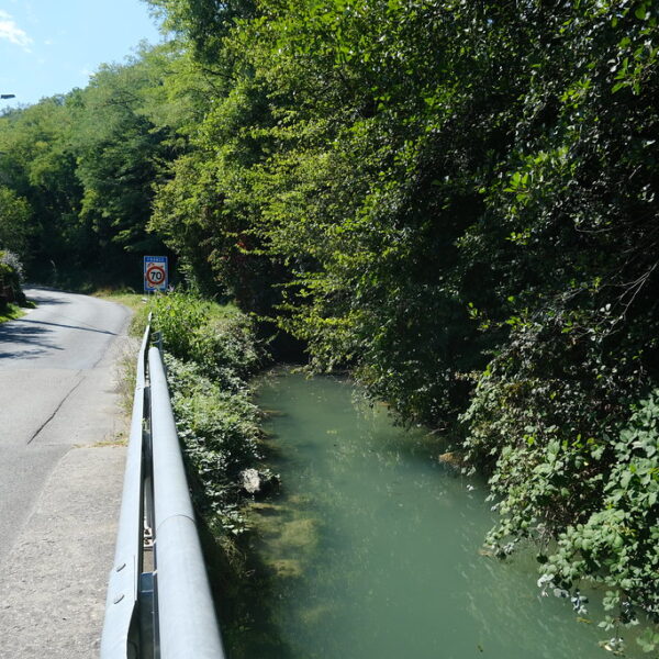 Ruisseau des Charmilles: Bachlauf neben einer Landstraße mit Geschwindigkeitsbegrenzung 70.