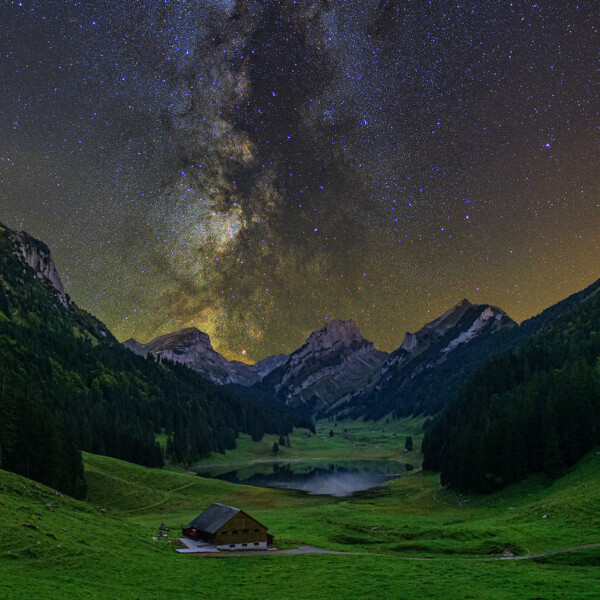Sämtisersee bei Nacht: Hütte, See und Milchstraße unter dem Sternenhimmel.