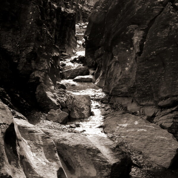 Schlucht mit Felsen und Bachbett. Saufla.