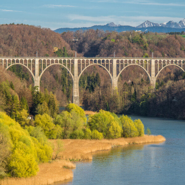 Schiffenensee Eisenbahnbrücke mit Blick auf Berge und See
