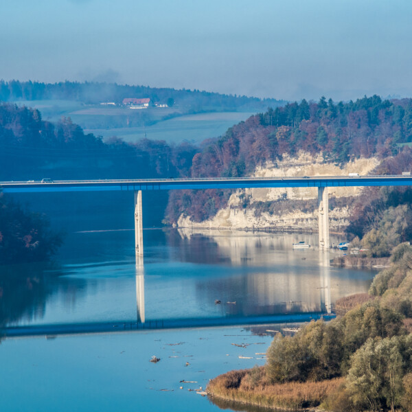 Schiffenensee-Brücke über den See. Blaue Brücke, Spiegelung im Wasser.