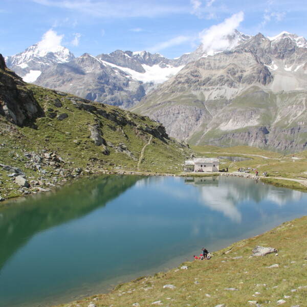 Schwarzsee in Zermatt mit Bergpanorama und Wanderern. Idyllischer Bergsee in den Schweizer Alpen.