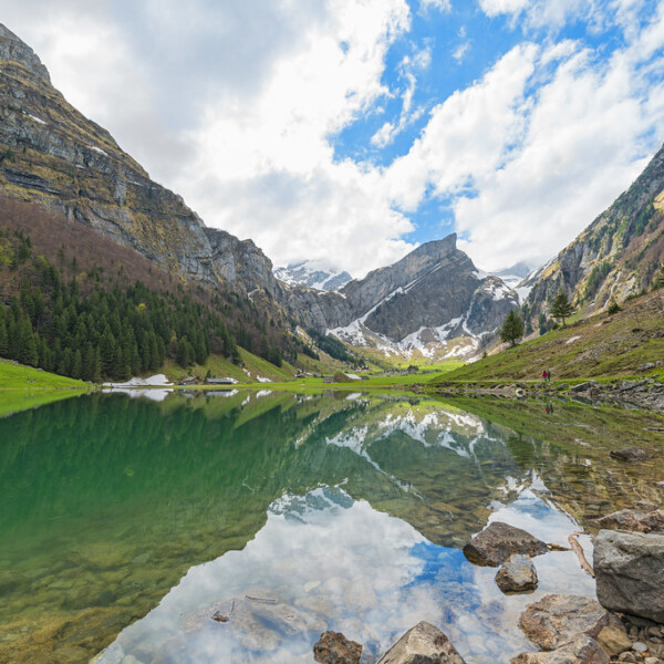 Seealpsee: Spiegelung der Berge im klaren Alpensee in der Schweiz.