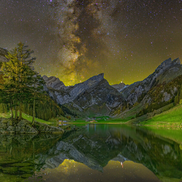 Seealpsee Spiegelung mit Milchstraße und Bergpanorama in der Nacht.
