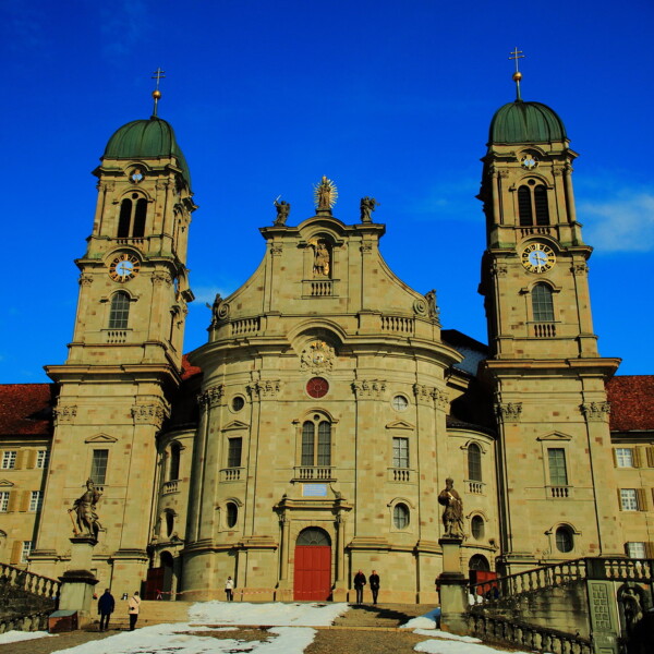 Imposante Fassade des Klosters Einsiedeln unter blauem Himmel. Sihlseeli-Ausflugsziel.
