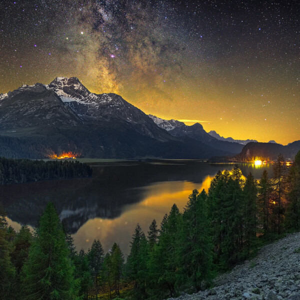 Sternenhimmel über dem Silsersee (Lej da Segl) mit Bergpanorama und Spiegelung im See.