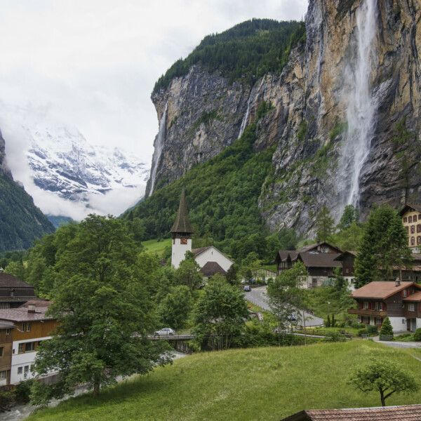 Staubbachfall in Lauterbrunnen, Schweiz, mit Wasserfall, Kirche und Bergen.