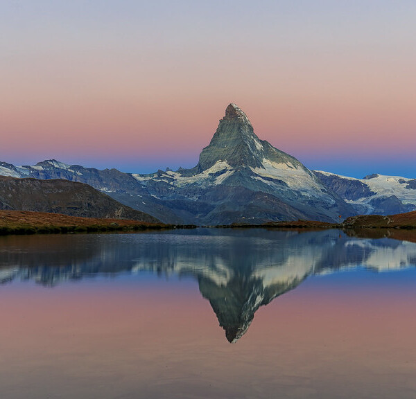 Matterhorn Spiegelung im Stellisee bei Sonnenaufgang.