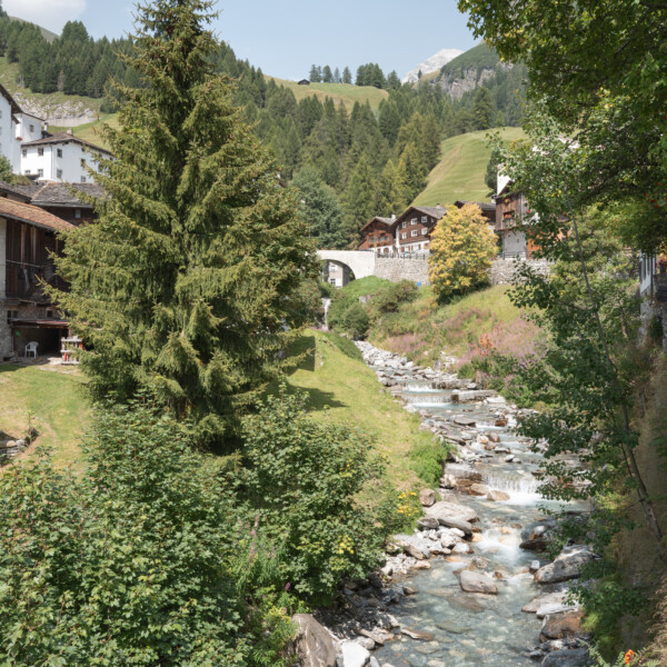 Stutzbach: Malerische Ansicht mit Bachlauf, traditionellen Häusern und grüner Landschaft in den Schweizer Alpen.