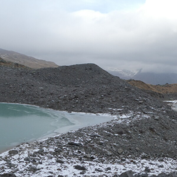 Tambosee: Drei Bergseen teilweise gefroren in verschneiter Landschaft