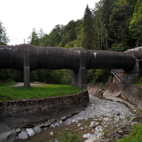 Große Wasserleitung über den Trepsenbach, gestützt von Betonpfeilern, umgeben von Bäumen.