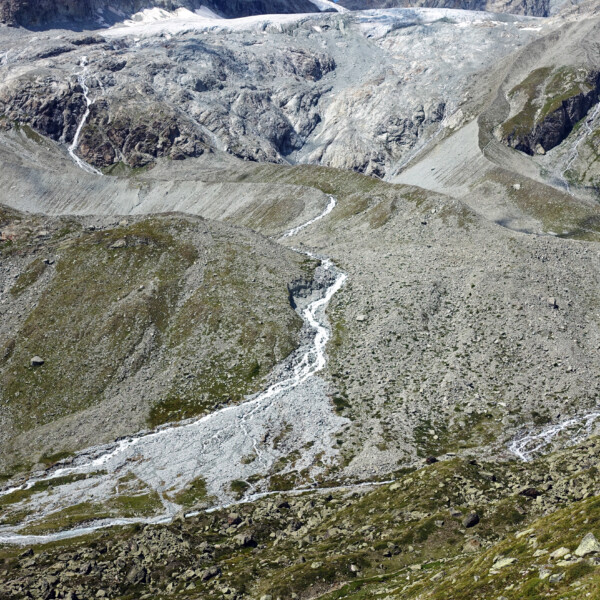 Triftbach-Gletscherbach in Zermatt mit Geröllhalden und Eis.