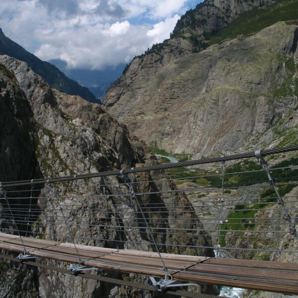 Hängebrücke über Triftwasser in den Schweizer Alpen. Spektakuläre Schluchtansicht.