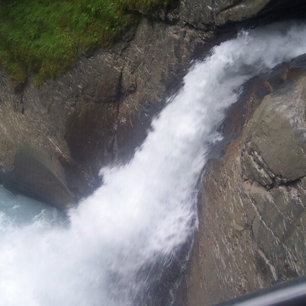 Tümlbachfälle: Tosenes Wasser stürzt durch Felsen.