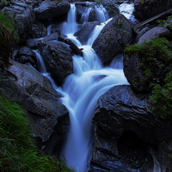 Kaskadenartiger Wasserfall zwischen Felsen, Turnigla.