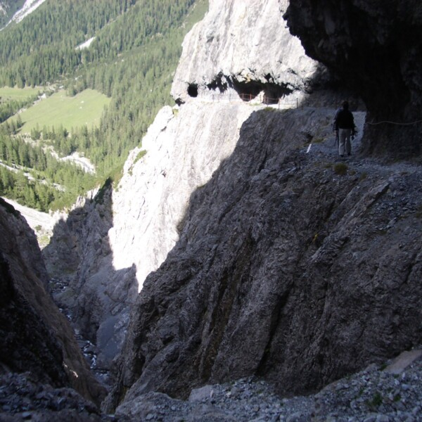 Wanderer auf dem Uina Klettersteig in den Bergen.