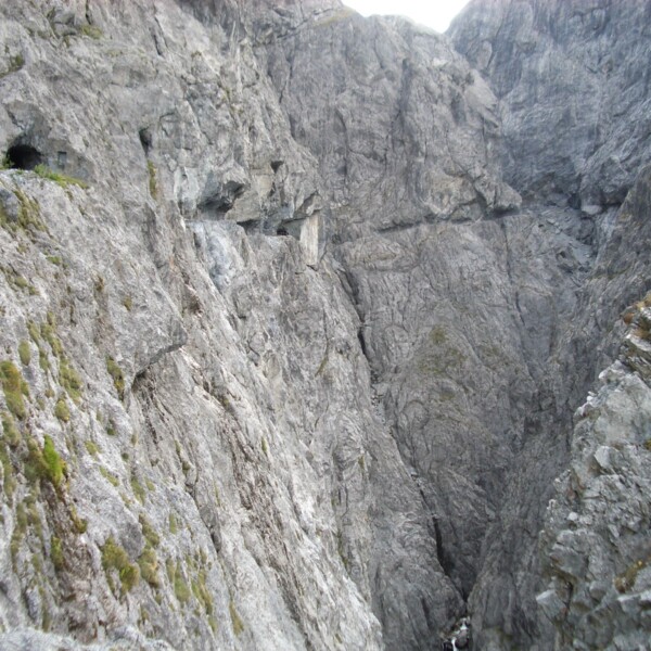 Uina Schlucht: Steiler Felsabgrund mit Pfad und Tunnel