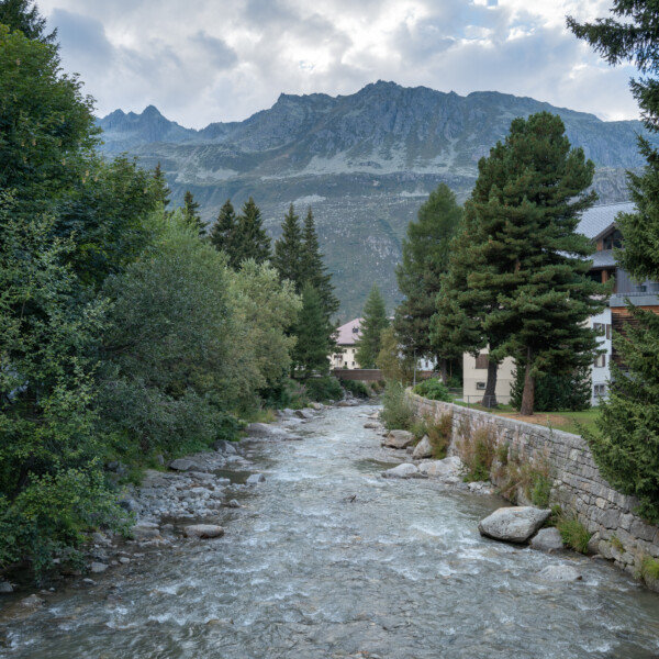Fluss in Unteralpreuss mit Bergen und Bäumen im Hintergrund.