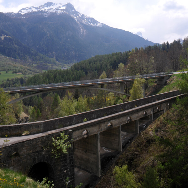 Valtschiel: Zwei Brücken in den Schweizer Alpen vor Bergkulisse.
