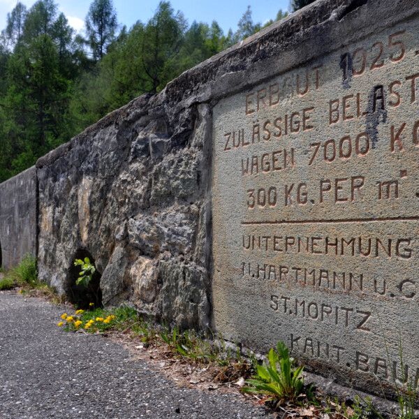 Valtschiel: Steinmauer mit Inschrift 
