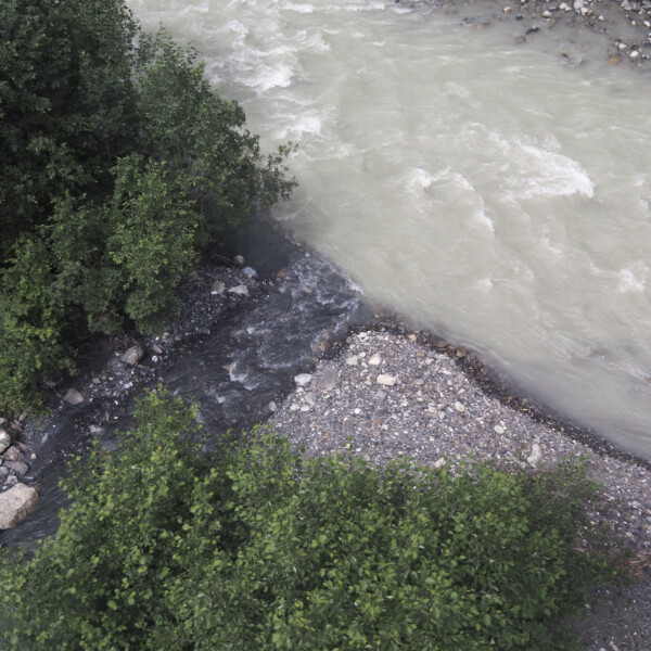 Zusammenfluss von klarem und trübem Wasser im Wärgistalbach.