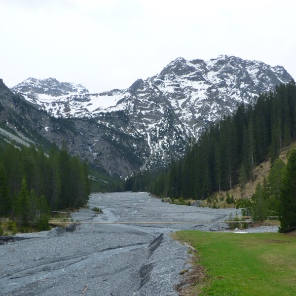 Welschtobelbach Flusslandschaft mit Bergen und Schnee.