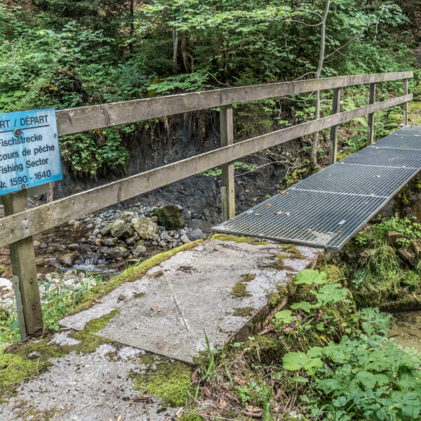 Brücke am Wildhauser Thur Fischereibereich. Schild mit 
