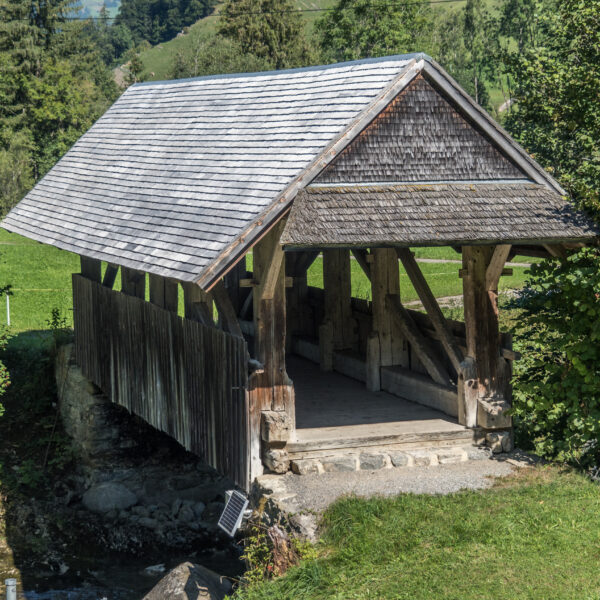 Gedeckte Holzbrücke 