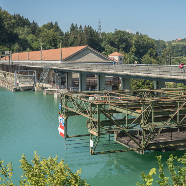 Wohlensee-Staudamm mit Brücke und türkisfarbenem Wasser.