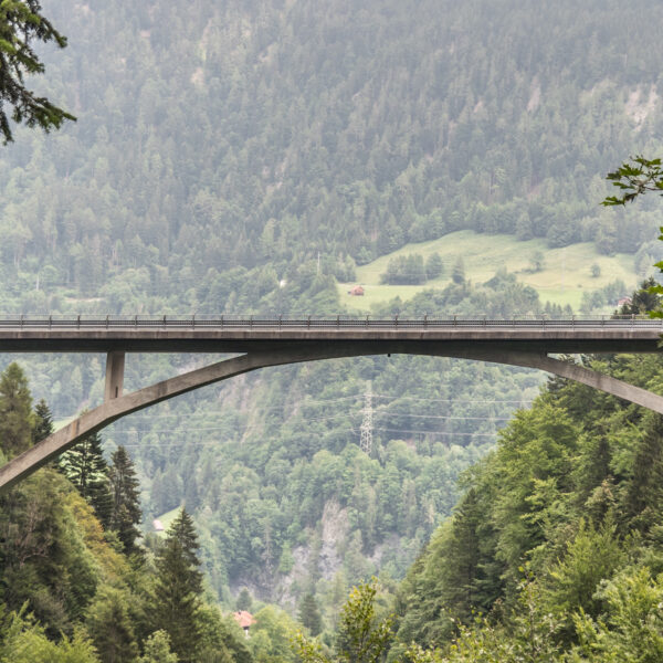 Brücke über das Zanaibachtal, umgeben von grünen Bergen und Wald.