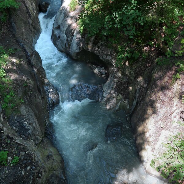 Zanaibach: Schlucht mit tosendem Wasserfall und üppiger Vegetation.