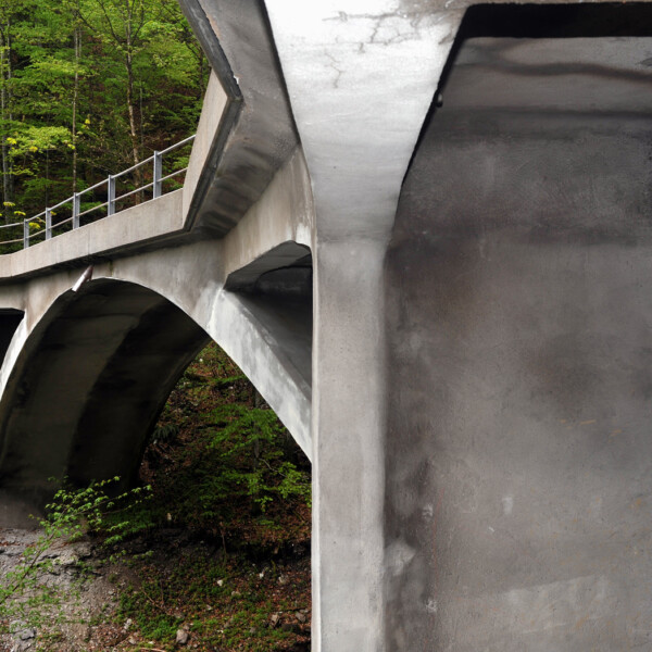 Betonbogenbrücke Ziggenbach im Wald. Architektur und Natur im Einklang.