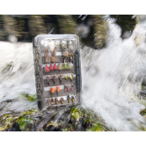 Fliegenbox 1206: Fliegenbox mit Fliegen vor einem Wasserfall.