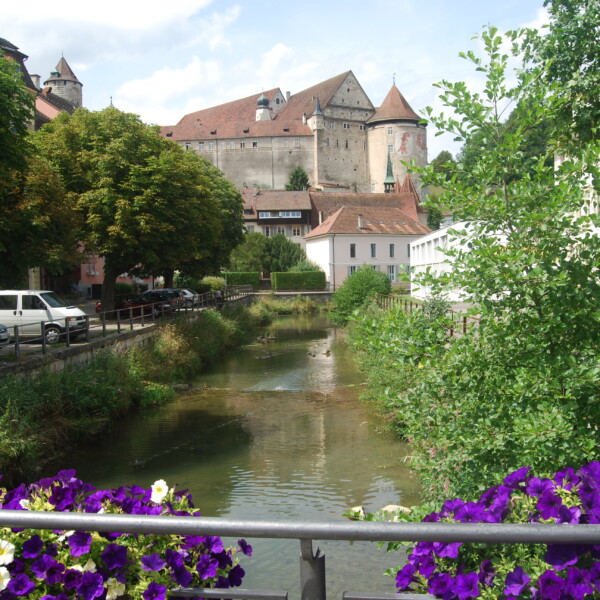 Allaine: Blick auf Fluss und Schloss in Porrentruy, Schweiz.