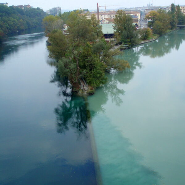 Fluss Arve: Zusammenfluss von zwei Flüssen mit unterschiedlichen Farben.