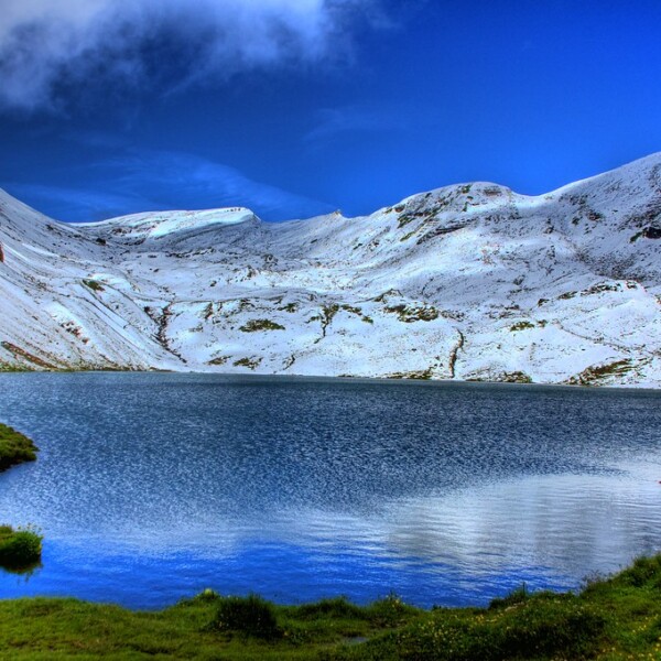 Bachalpsee-See mit schneebedeckten Bergen und blauem Himmel
