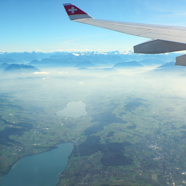 Flugzeug über dem Baldeggersee mit Alpenblick