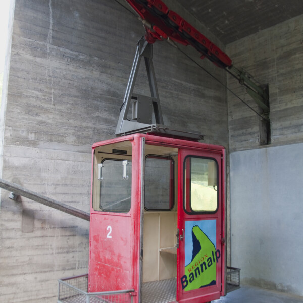 Rote Bannalp-Seilbahn Kabine mit der Nummer 2. Bannalp Logo sichtbar.